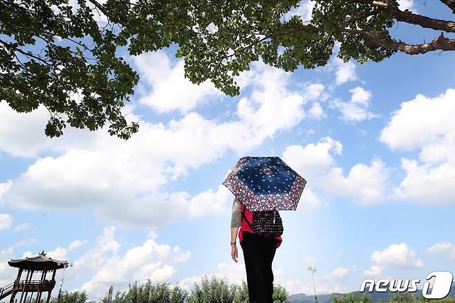 절기상 추분(秋分)을 앞두고 늦더위가 찾아온 18일 오후 대구 동구 해맞이동산에서 양산을 쓴 시민들이 산책하고 있다. 2023.9.18/뉴스1 ⓒ News1 공정식 기자