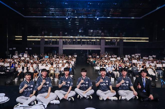 항저우아시안게임에 '리그 오브 레전드' 국가대표로 나설 선수단이 지난 11일 베트남 국가대표팀과의 평가전에 앞서 팬들과 미팅을 갖고 아시안게임에 나설 각오를 밝혔다. 사진제공=라이엇게임즈
