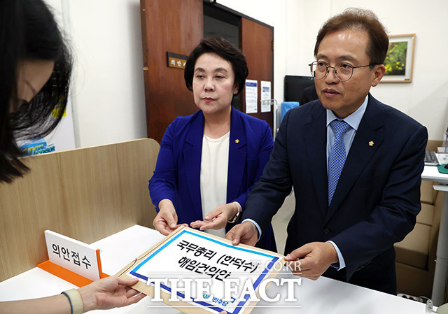 송기헌 더불어민주당 원내수석부대표(오른쪽)와 정춘숙 원내정책수석부대표가 18일 오전 서울 여의도 국회 의안과에서 한덕수 국무총리 해임건의안을 제출하고 있다. /국회=남용희 기자