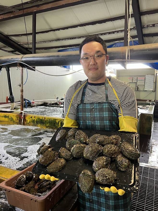전북 완도에서 유진수산을 운영하는 심수홍 이사가 출하를 앞두고 있는 전복을 보여주고 있다.