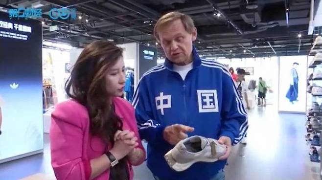 비에른 굴덴 아디다스 최고경영자(CEO)가 중국을 방문해 현장을 둘러보고 있다. (사진 출처=중국 제일재경신문)