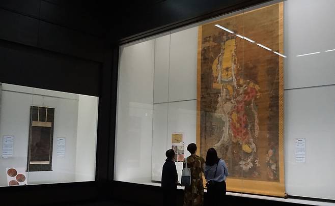 일본 규슈국립박물관 전시장에 걸린 가가미진자 소장 ‘수월관음도’를 관람객들이 감상하고 있다. /허윤희 기자