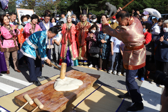 공주시는 2023 대백제전 개최 기간인 오는 10월 7일 인절미 축제를 열기로 하고 '단일 장소에서 동시에 만들어진 가장 긴 인절미' 부문에서 한국기록원 공식 최고 기록에 도전한다. 사진=지난해