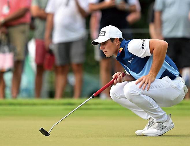 빅토르 호블란이 퍼트 라인을 살피고 있다. 사진 PGA투어