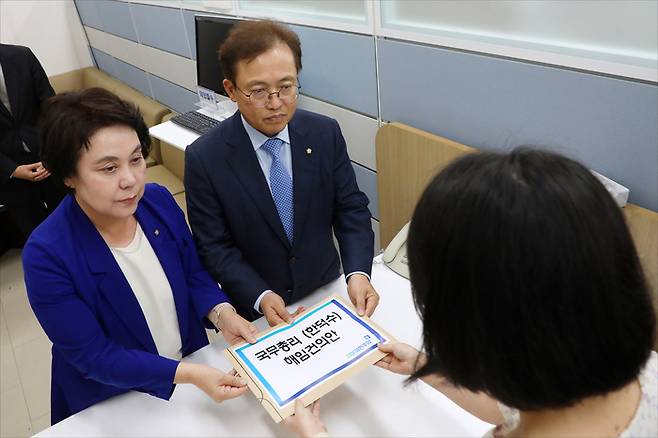 더불어민주당 송기헌 원내수석부대표(오른쪽)와 정춘숙 원내정책수석부대표가 18일 국회 의안과에 한덕수 국무총리 해임건의안을 제출하고 있다. 연합뉴스