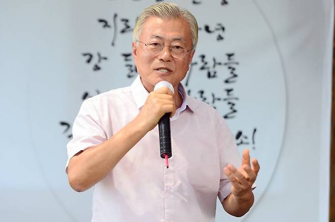 문재인 전 대통령이 지난 8월8일 오전 전남 구례군 구례읍 양정마을회관에서 열린 섬진강 수해 극복 3주년 생명 위령제에 참석해 발언하고 있다. /사진=뉴스1