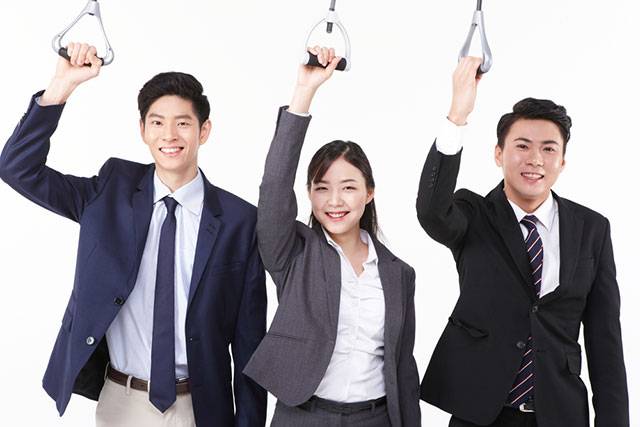 출퇴근길 서 있을 때 드로인 운동을 꾸준히 하면 복부 중앙 복직근의 힘이 길러진다./사진=클립아트코리아