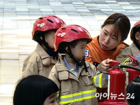 천안 동남소방대원이 아이들에게 소화기 사용법을 설명하고 있다. [사진=정종윤 기자]