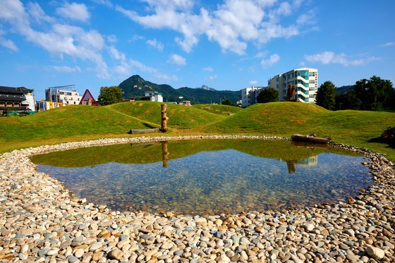 열린송현 녹지광장에는 물을 품은 언덕 ‘땅소’