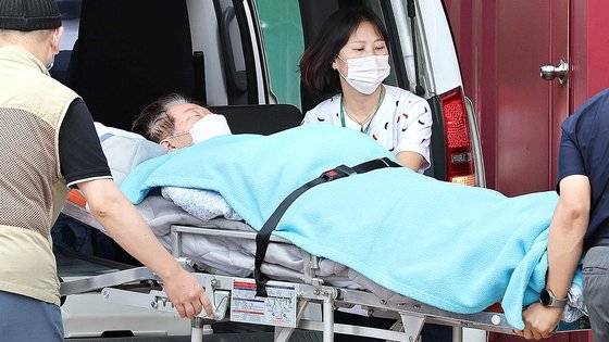 이재명 더불어민주당 대표가 장기간 단식으로 건강이 악화하면서 18일 오전 서울 중랑구 녹색병원으로 이송되고 있다. 뉴스1