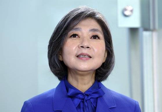 김행 여성가족부 장관 후보자가 18일 오전 서울 종로구의 한 빌딩에 마련된 인사청문회 준비 사무실로 출근하며 취재진과 질의응답을 갖고 있다. 뉴스1