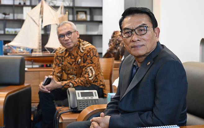 Moeldoko, Indonesia's Chief of Staff to the President interacts with The Korea Herald CEO at Herald headquarters in Yongsan-gu, Seoul on Wednesday. (Sanjay Kumar/The Korea Herald)