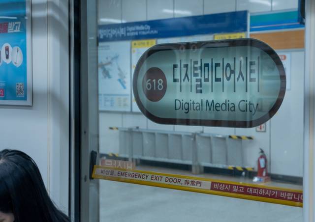 지하철 내 창문을 통해서도 도착역명 표기를 쉽게 확인할 수 있는 모습. 서울시 제공