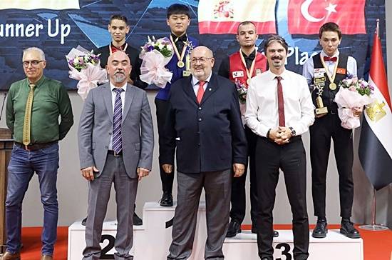 시상식에서 입상자와 대회 관계자가 함께 기념촬영하고 있다. (사진=파이브앤식스)