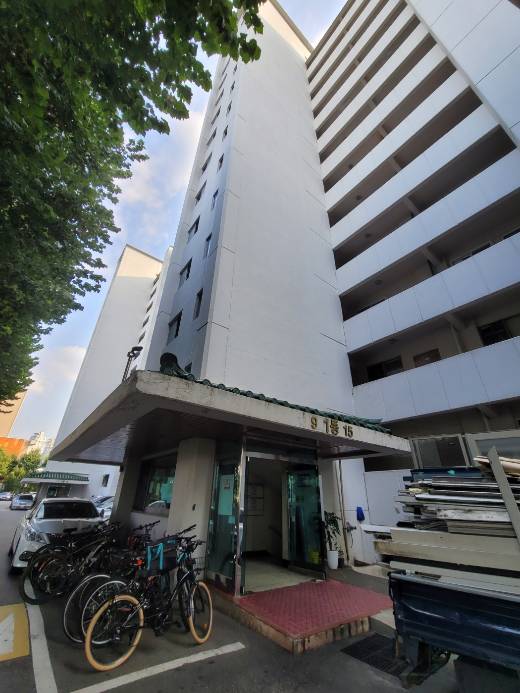 1977년 준공된 목화아파트는 지상 12층에 2개동 312가구로 이뤄졌다. 옛 아파트의 상징으로 꼽히는 복도식 아파트 구조다. /사진=신유진 기자