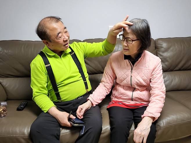 초로기 치매 환자 김선희(64·오른쪽) 씨와 남편이자 보호자인 박동휘(63) 씨. 박혜원 기자