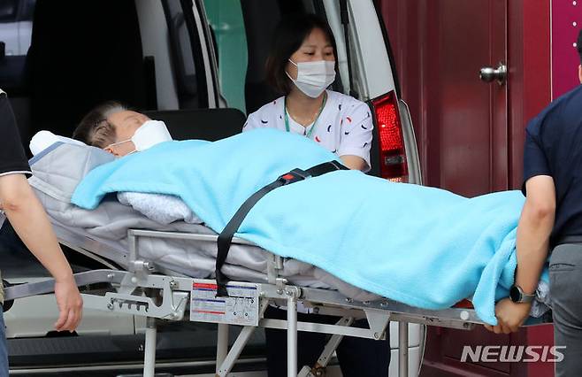[서울=뉴시스] 김명년 기자 = 단식 19일차인 이재명 대표가 18일 오전 서울 중랑구 녹색병원으로 이송되고 있다. 2023.09.18. kmn@newsis.com