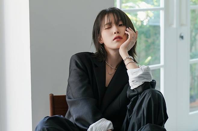 오늘(18일) 데뷔 15주년을 맞은 가수 아이유. 아이유 공식 페이스북