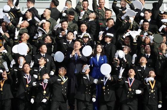 윤석열 대통령과 김건희 여사가 지난 3월 10일 해군사관학교에서 열린 ‘제77기 졸업 및 임관식’이 끝난 뒤 모자를 던지는 졸업생들의 세리머니를 지켜보고 있다. 연합뉴스