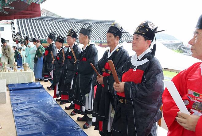 김해향교 문묘추계석전이 봉행되고 있는 모습. 사진제공ㅣ김해시