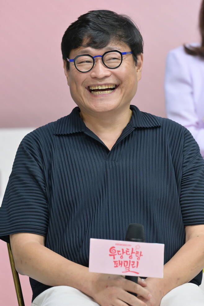 KBS1 새 일일극 ‘우당탕탕 패밀리’를 연출하는 김성근PD가 18일 오전 온라인 생중계 형식으로 공개된 제작발표회에 참석해 웃고 있다. 사진 KBS