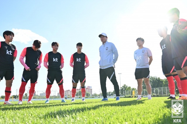 선수들 훈련하는 황선홍 감독(가운데). /사진=대한축구협회 제공