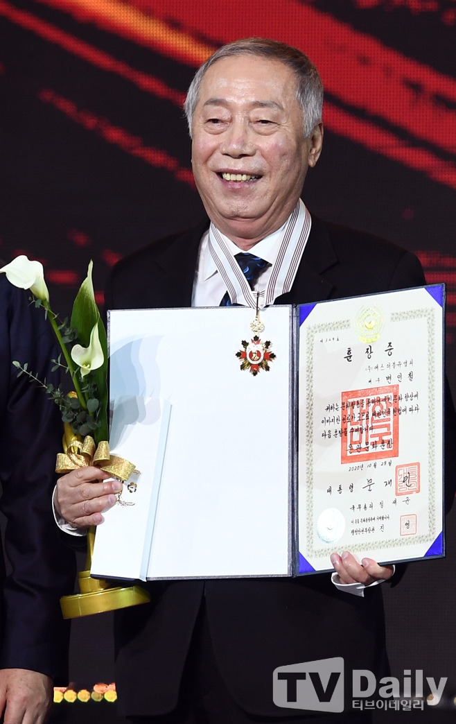 변희봉