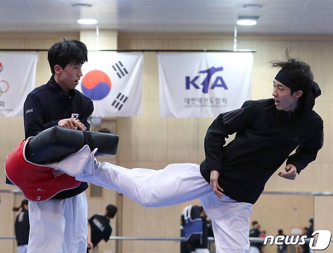 태권도 국가대표 장준이 24일 충북 진천군 국가대표 선수촌에서 열린 2022 항저우 아시안게임 D-30 미디어데이에서 훈련을 하고 있다. 2023.8.24/뉴스1 ⓒ News1 신웅수 기자