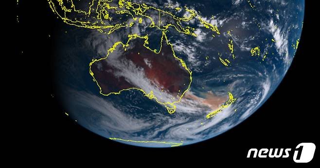 일본 기상청의 히마와리-8 위성에 지난 2020년1월5일 촬영한 사진으로, 호주 산불로 인해 발생한 노란 연기 구름이 호주에서 다소 떨어져 있는 뉴질랜드까지 뒤덮고 있는 모습을 보여 준다.(히마와리 위성 캡처)2020.1.5/뉴스1