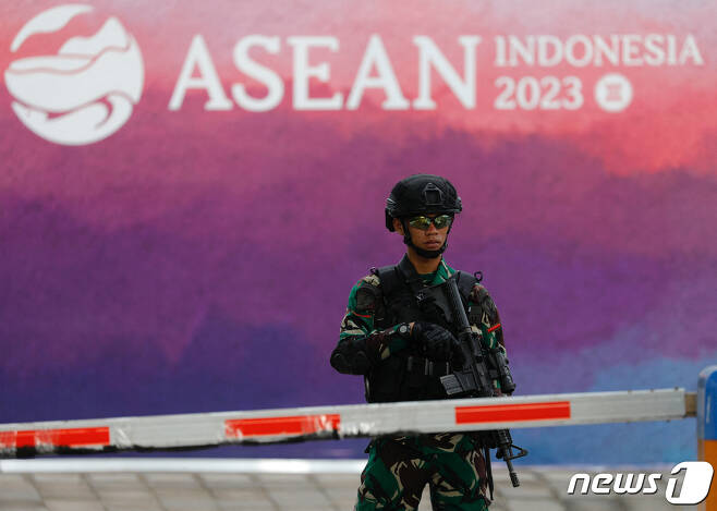 9일 인도네시아 누사텡가라티무르섬 라부안 바조에서 열리는 동남아국가연합(아세안·ASEAN) 정상회의에 앞서 코모도 국제공항 밖에서 인도네시아 군인이 경비를 서고 있다. 2023.05.09/뉴스1 ⓒ 로이터=뉴스1 ⓒ News1 김민수 기자