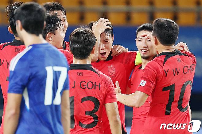 19일 오후 중국 저장성 진화시 스포츠 센터 스타디움에서 열린 2022 항저우 아시안게임 남자 축구 E조 조별리그 1차전 대한민국과 쿠웨이트의 경기에서 백승호가 프리킥을 성공시킨 뒤 동료들과 기쁨을 나누고 있다. 2023.9.19/뉴스1 ⓒ News1 민경석 기자