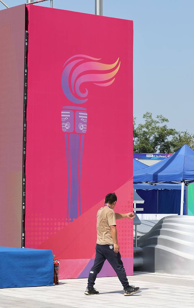 항저우 아시안게임 개회식 리허설이 진행된 18일 중국 항저우 올림픽 스포츠 센터 스타디움 앞에서 관계자들이 개막 준비를 하고 있다. 2023.9.18. 항저우 | 연합뉴스