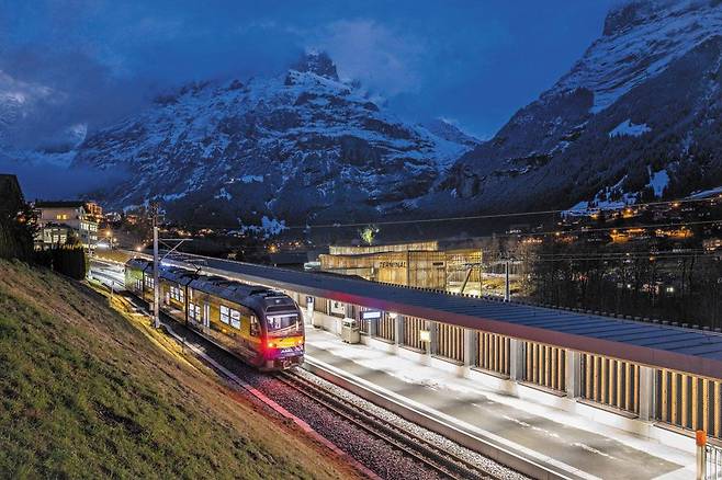 스위스 인터라켄(Interlaken)에서 그린델발트터미널역을 연결하는 융프라우철도(Jungfrau railway) 기차/조선일보DB