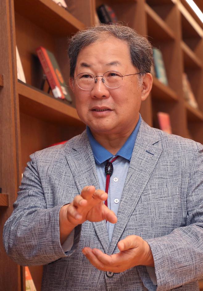 박병원 안민정책포럼 이사장은 영어, 일본어, 스페인어, 중국어 등 외국어에 능통하다. 그는 취미인 야생화 사진 촬영으로 세 차례 전시회를 열었고 관련 수익금을 모두 기부했다./이덕훈 기자