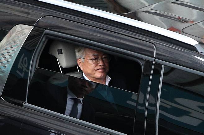 문재인 전 대통령이 19일 서울 중랑구 녹색병원을 방문해 입원 중인 이재명 민주당 대표를 만난 뒤 병원을 떠나고 있다. /뉴스1