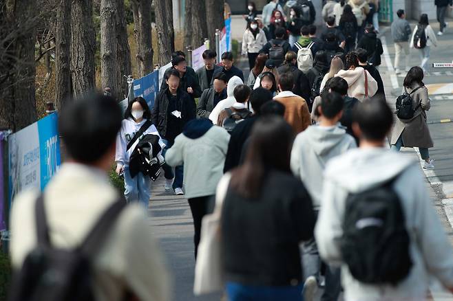 서울시내 한 대학교에서 학생들이 이동하고 있는 모습. /뉴스1
