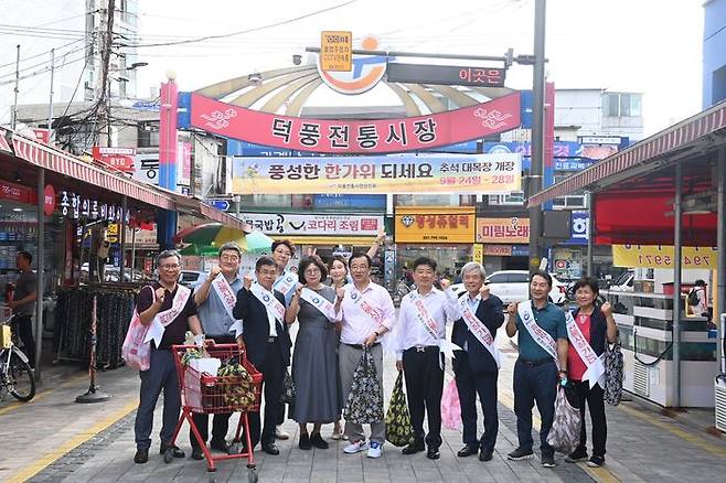 이현재 하남시장(왼쪽 앞줄에서 5번째)이 18일 신장·덕풍전통시장과 석바대 상점가에서 기업인협의회와 함께 추석맞이 ‘9월 전통시장 가는 날’ 장보기 행사를 진행하고 기념촬영을 하고 있다.ⓒ하남시