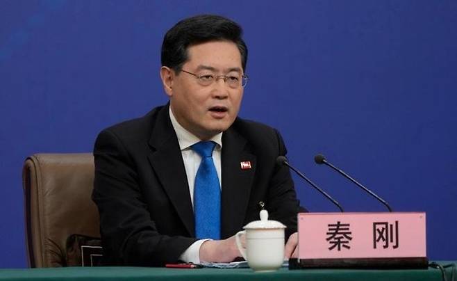 중국 전국인민대표대회 셋째 날인 지난 3월 7일 친강 당시 외교부장이 베이징 미디어센터에서 열린 내외신 기자회견에서 질문에 답변하고 있다. ⓒ AP/뉴시스