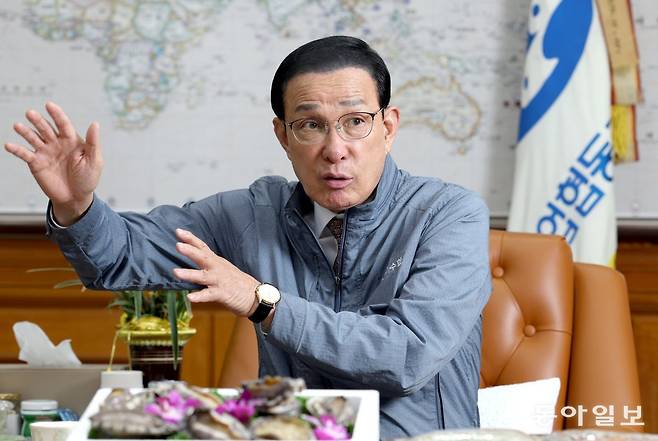 13일 서울 송파구 수협중앙회 본사에서 만난 노동진 수협중앙회장이 전복 세트 등 추석 수산물 선물세트를 앞에 두고 인터뷰하고 
있다. 그는 “가을이 수산물 소비가 본격적으로 늘어나는 계절인데 다행히 최근 다시 수산물 소비가 늘어나고 있다”며 “‘먹어도 
안전하다’는 인식이 자리 잡도록 노력할 것”이라고 말했다. 송은석 기자 silverstone@donga.com