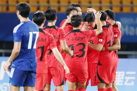 19일 오후 중국 저장성 진화시 스포츠 센터 스타디움에서 열린 2022 항저우 아시안게임 남자 축구 E조 조별리그 1차전 대한민국과 쿠웨이트의 경기에서 백승호가 프리킥을 성공시킨 두뒤 동료들과 기쁨을 나누고 있다. 2023.9.19/뉴스1