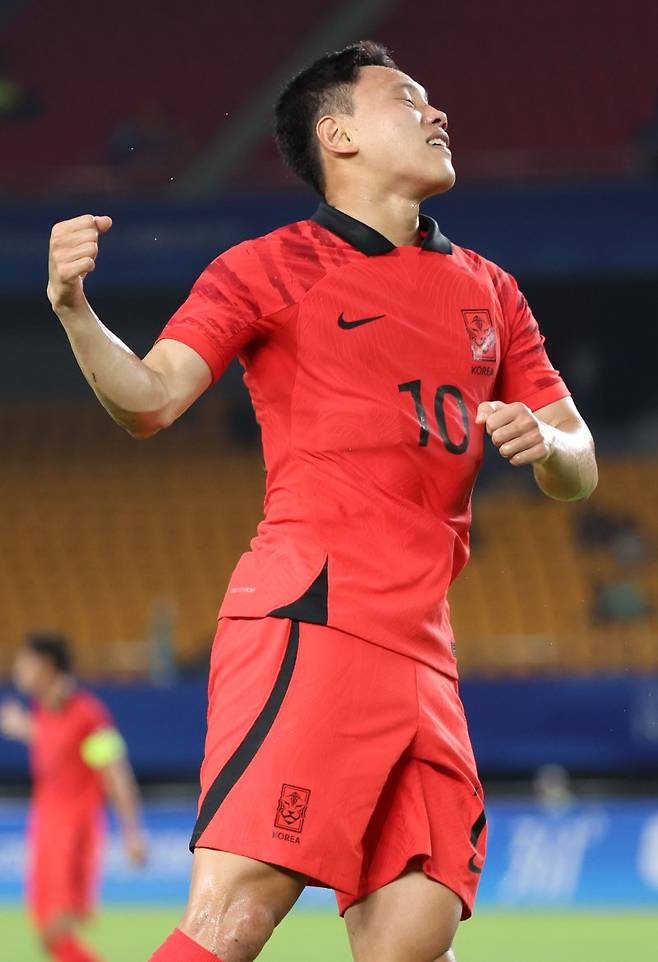 [진화(중국)=뉴시스] 9월 19일 중국 진화 스포츠 스타디움에서 열린 2022 항저우 아시안게임 남자축구 조별리그 E조 1차전 대한민국 대 쿠웨이트 경기, 전반전 조영욱이 두번째 골을 터뜨린 뒤 기뻐하고 있다. 이날 조영욱은 전방위적인 활약으로 대한민국의 대승을 이끌었다.