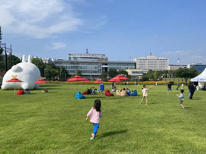 잔디밭에서 뛰어놀며 체험을 했다.