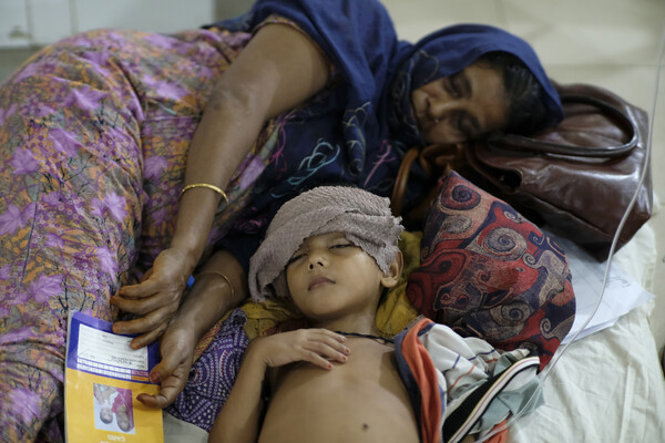 14일(현지시각) 방글라데시 다카 무그다 의과대학 및 병원에서 뎅기열에 걸린 어린이가 치료를 받고 있다. AP 연합뉴스