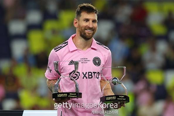 사진은 지난 19일 리그스컵 최우수선수와 득점왕 트로피를 들고 웃고 있는 메시의 모습. 사진=게티이미지