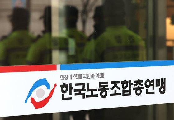 지난 3월 서울경찰청 강력범죄수사대는 강모 전 한국노총 수석부위원장의 금품수수 의혹에 대해 서울 여의도 한국노총 사무실을 압수수색했다. 뉴스1