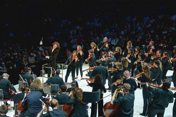 이달 초 런던의 프롬스 축제에서 공연한 오로라 오케스트라. 스트라빈스키 '봄의 제전'을 단원 전원이 외워서 40분동안 연주했다. [사진 Andy Paradise/BBC 프롬스]