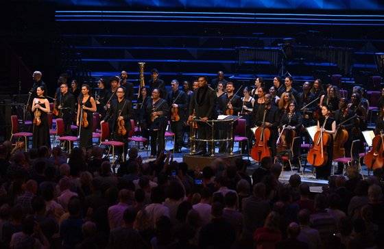 이달 1일 프롬스 축제 무대에 선 치네케! 오케스트라. 연주자 전원이 아프리카계다. [사진 Mark Allen/BBC 프롬스]