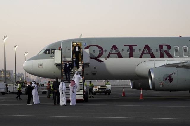 ▲ 18일 이란에 수감되었던 에마드 샤르기, 모라드 타흐바즈, 시아막 나마지가 카타르 항공 여객기에서 걸어 나오고 있다.연합뉴스