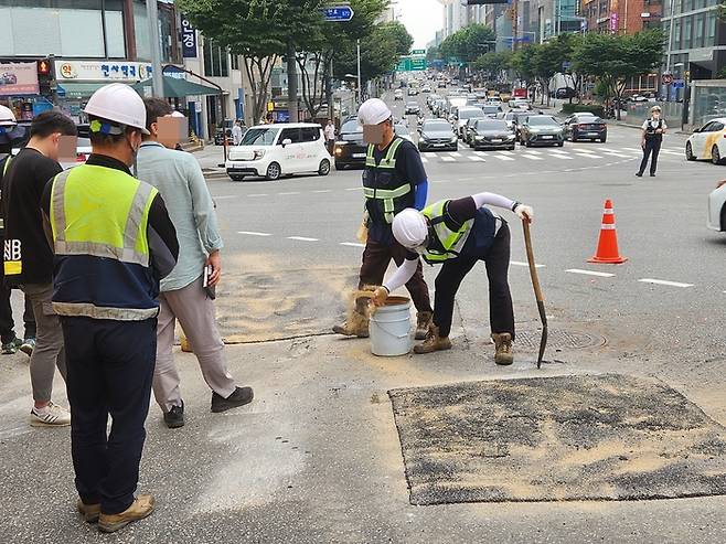 19일 오후 1시48분께 서울 강남구 차병원사거리 지반이 내려앉았다는 신고가 접수돼 차병원사거리에서 교보타워사거리까지 봉은사로 4개 차로가 전면 통제됐다. 연합뉴스