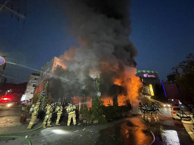 Firefighters respond to a fire that broke out in a restaurant on Monday at 6:44 p.m. in Bukbudong, Yangsan, South Gyeongsang Province. (South Gyeongsang Province Fire Department)